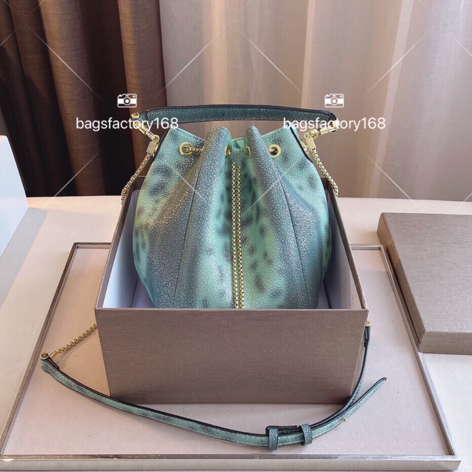 Classic Designer Premium Design Luxury Bucket Bag With Smooth Material Color Polka Dot Pattern Shoulder Bags Crossbody Package Enamel Colors
Classic Designer Premium Design Luxury Bucket Bag With Smooth Material Color Polka Dot Pattern Shoulder Bags Crossbody Package Enamel Colors