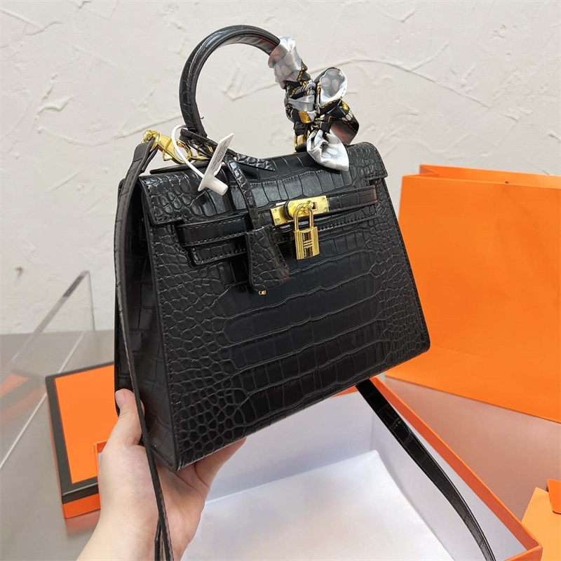 Luxury Women Tote Shoulder Bag Designer Handbag Bags Fashion Cross body High Quality Letter Totes Lady Shoulder, Difference of prices
Luxury Women Tote Shoulder Bag Designer Handbag Bags Fashion Cross body High Quality Letter Totes Lady Shoulder, Difference of prices