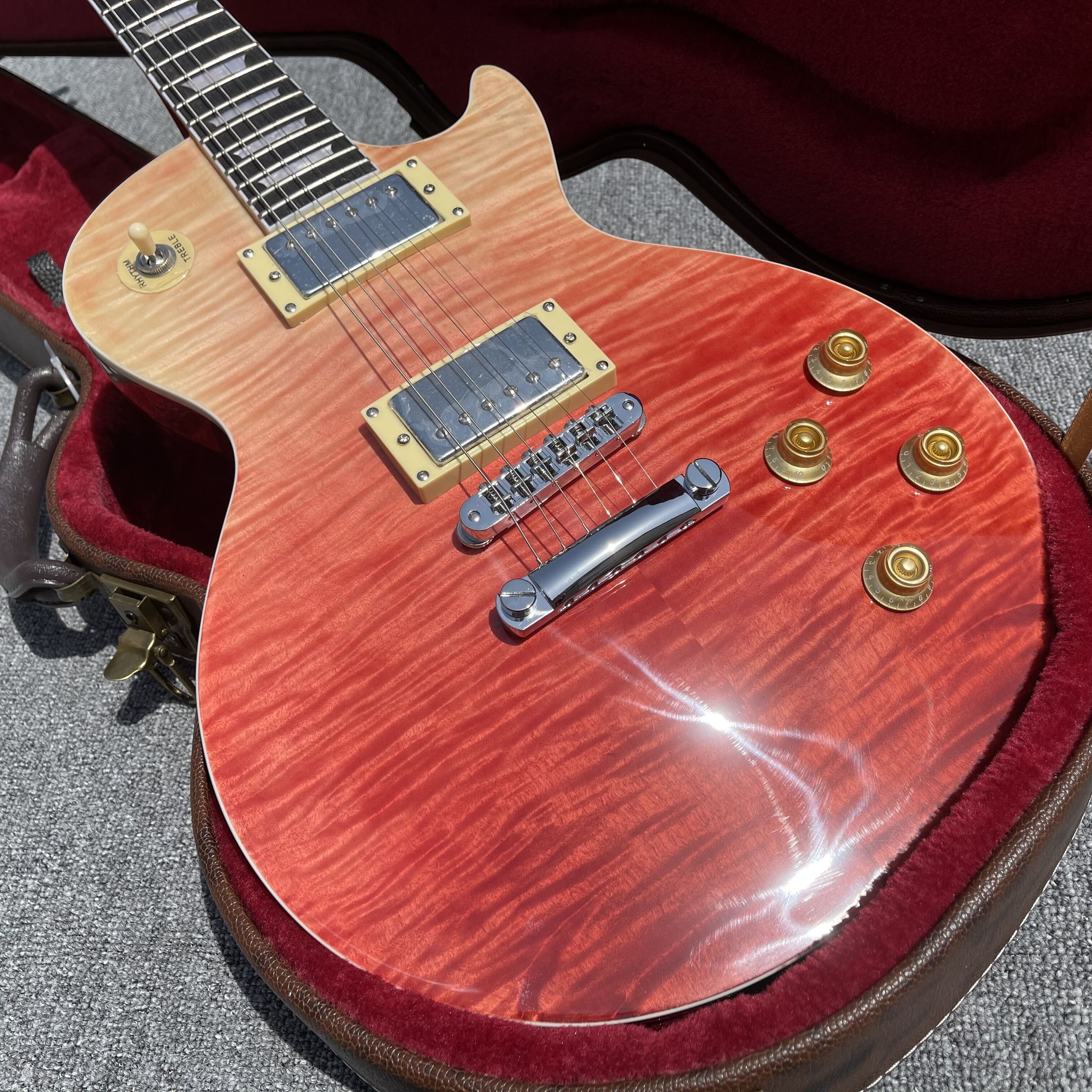 1959 Figured Maple Top Red Pink White Electric Guitar 59 VOS Reissue, Mahogany Body, Chrome Hardware, Tuilp Tuners, Chibson China Oem Guitars
1959 Figured Maple Top Red Pink White Electric Guitar 59 VOS Reissue, Mahogany Body, Chrome Hardware, Tuilp Tuners, Chibson China Oem Guitars