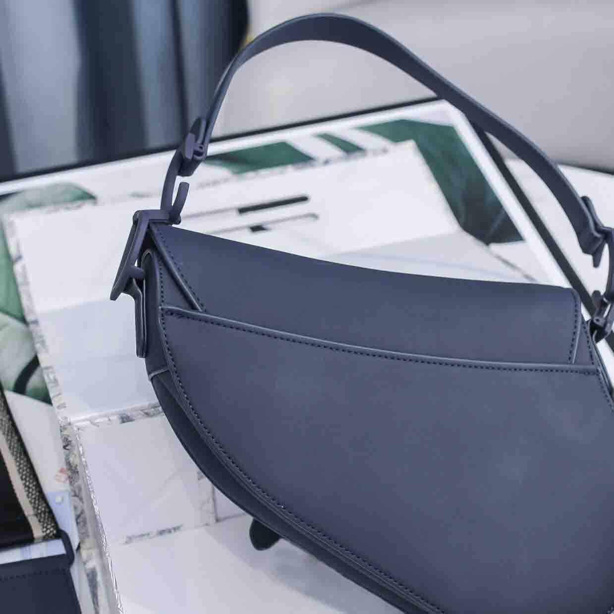 Classic ladies shoulder bag saddle bag nubuck leather leather handbag high quality black hardware and gold hardware handbag with box, Shoulder strap
Classic ladies shoulder bag saddle bag nubuck leather leather handbag high quality black hardware and gold hardware handbag with box, Shoulder strap