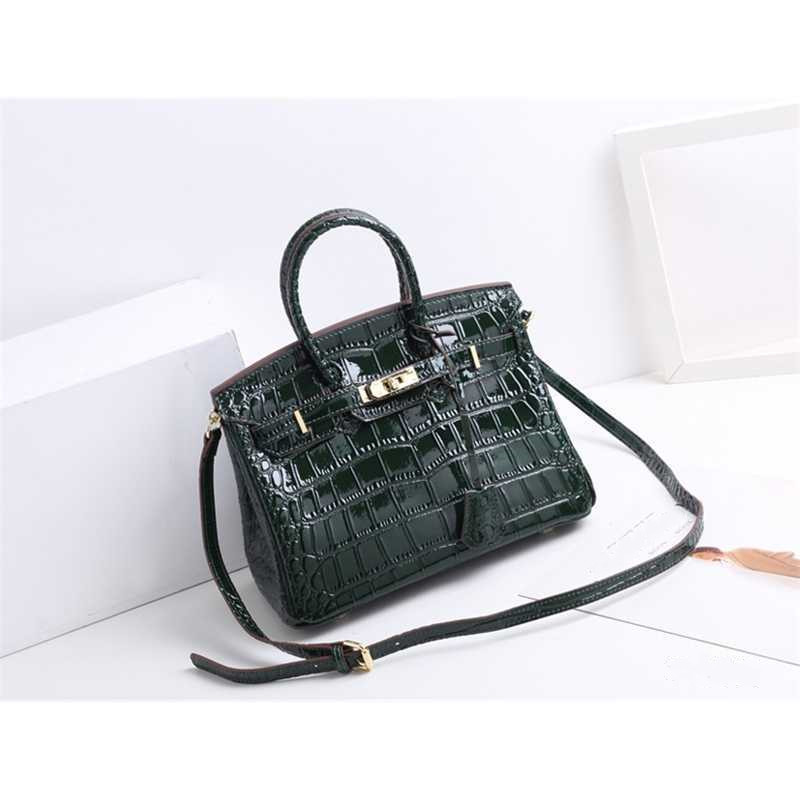 CLASSIC FLOWER Designer bag women's leather fashion versatile chain One Shoulder Messenger Handbag large bag
CLASSIC FLOWER Designer bag women's leather fashion versatile chain One Shoulder Messenger Handbag large bag