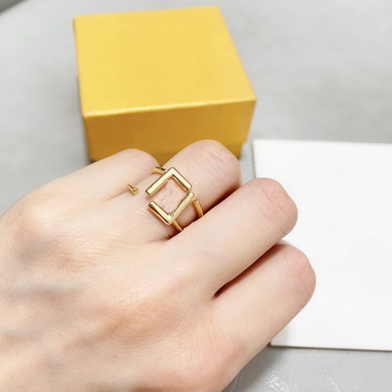Fashion Designer Pearl Rings F For Women Men Luxurys Designers Rings Fashion Gold Jewelry For Lovers Couple Ring For Wedding Gift D2110133Z
Fashion Designer Pearl Rings F For Women Men Luxurys Designers Rings Fashion Gold Jewelry For Lovers Couple Ring For Wedding Gift D2110133Z