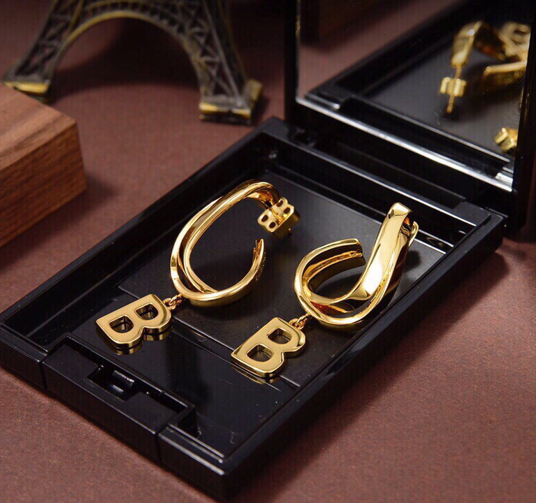 Fashion Women Dangle Earring studs High Quality new Unique Shaped Brand B letters Pendant with logo shiny non-fading Chandelier Earrings
Fashion Women Dangle Earring studs High Quality new Unique Shaped Brand B letters Pendant with logo shiny non-fading Chandelier Earrings