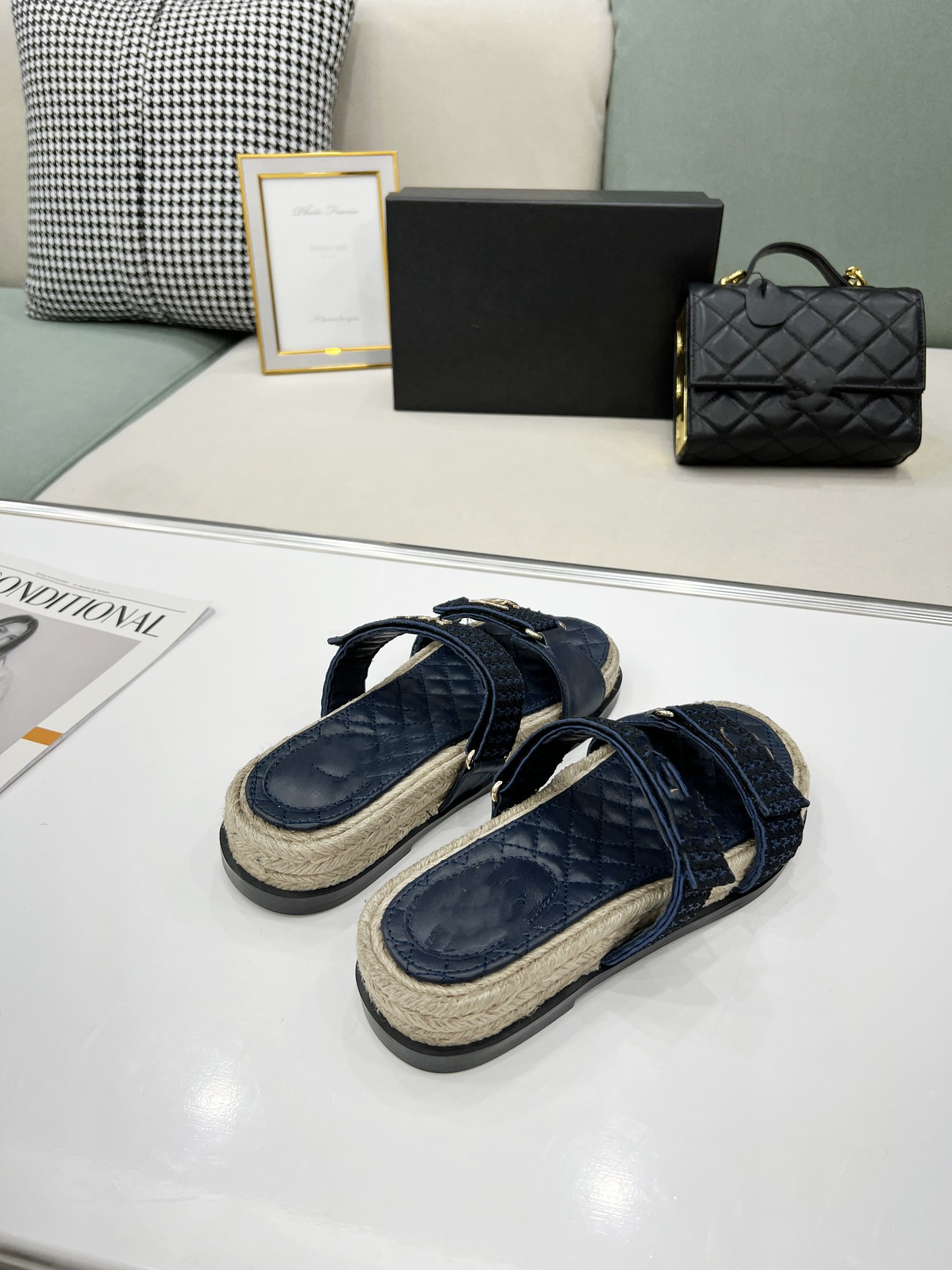 slides foam runner sandal designer slippers sliders women shoes genuine leather newest style pearl element top quality original super soft silk upper size 35 41, Black
slides foam runner sandal designer slippers sliders women shoes genuine leather newest style pearl element top quality original super soft silk upper size 35 41, Black