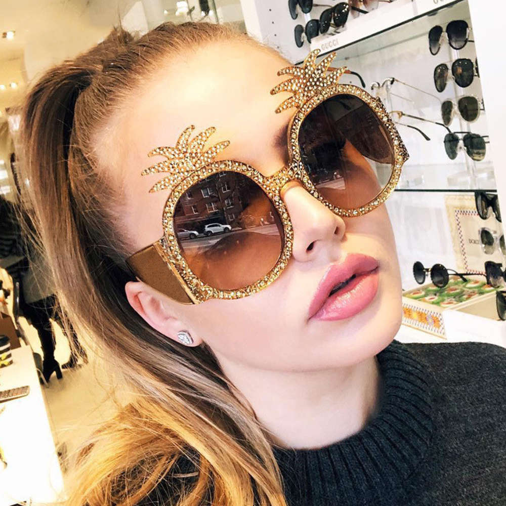 Queena Pineapple Frame Shiny Colored Rhinton Sunglass For Women Brand Glass Digner Fashion Female Shad
Queena Pineapple Frame Shiny Colored Rhinton Sunglass For Women Brand Glass Digner Fashion Female Shad