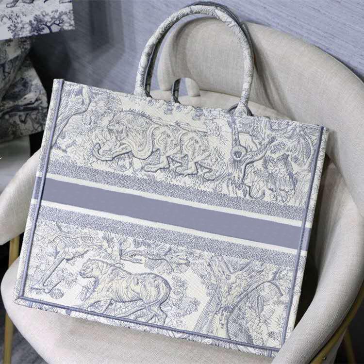 Famous designer embroidery shopping bag 3D tiger pattern large capacity 41.5cm luxury big-name handbag handmade double-sided flower
Famous designer embroidery shopping bag 3D tiger pattern large capacity 41.5cm luxury big-name handbag handmade double-sided flower