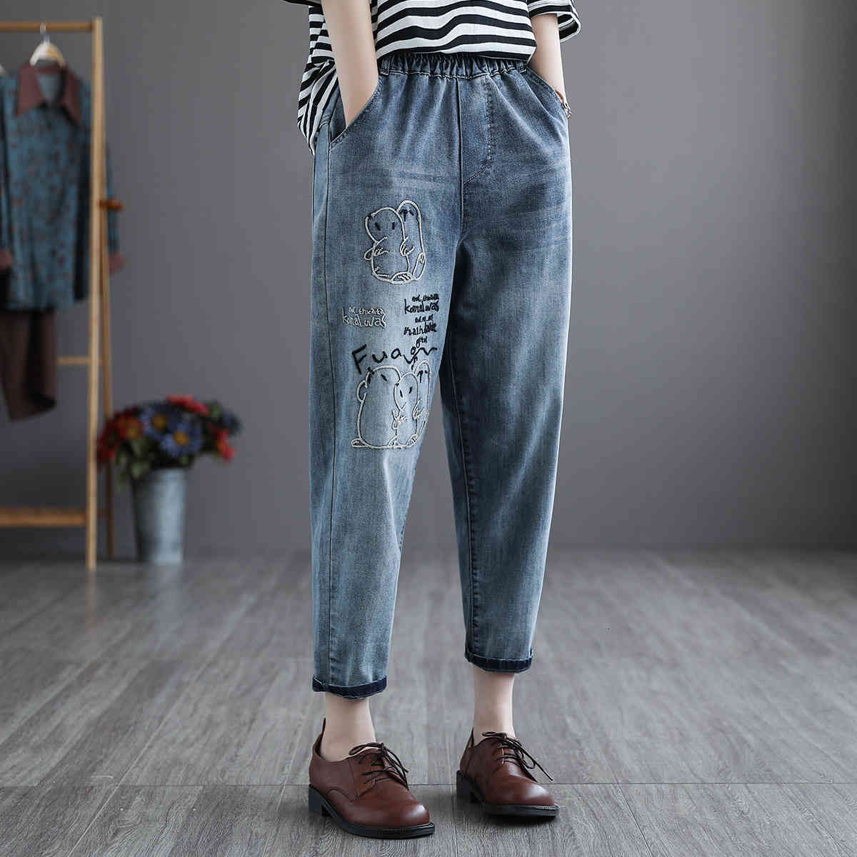Women's jeans Qi Engraved Drawing Cotton Old Embroidered Jeans Spring New Loose Wash Nine Point Harem Pants, Light blue
Women's jeans Qi Engraved Drawing Cotton Old Embroidered Jeans Spring New Loose Wash Nine Point Harem Pants, Light blue