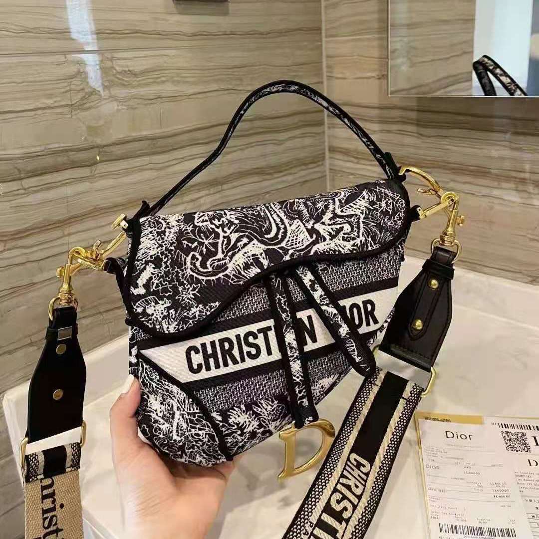 top christian handbags d io r Popular retro saddle bag women's 2021 net red underarm early autumn new fashion versatile One Shoulder Messenger Bag trend
top christian handbags d io r Popular retro saddle bag women's 2021 net red underarm early autumn new fashion versatile One Shoulder Messenger Bag trend