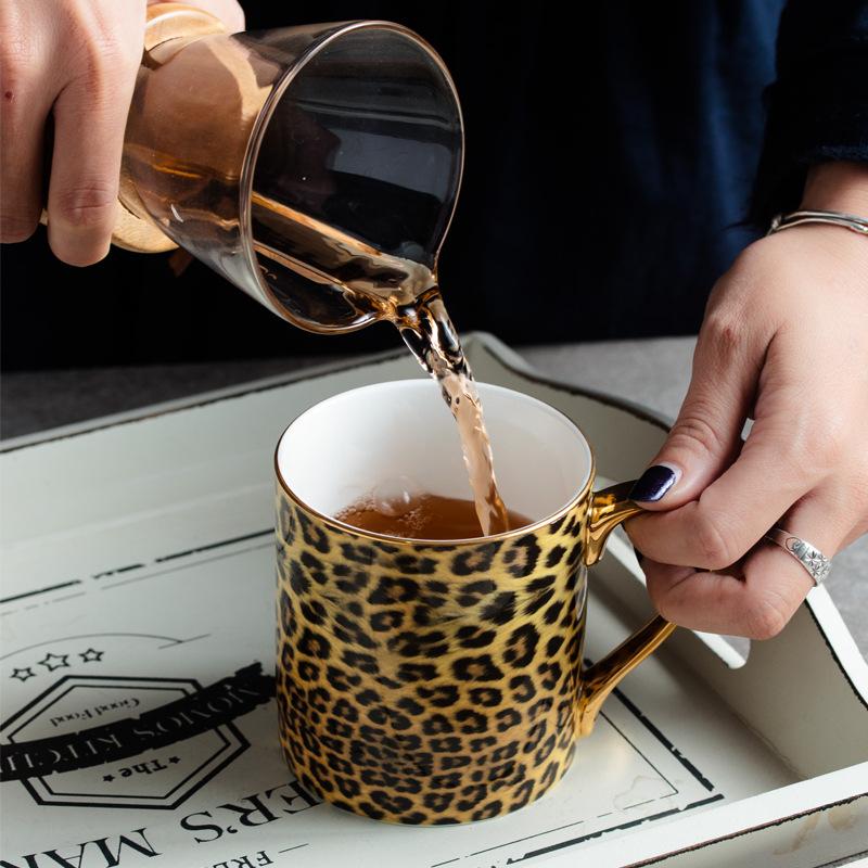 Mugs Luxury Leopard Print With Box Creative Gifts Ceramic Office Drinking Gift For Friend Coffee Tea Gold Handle
Mugs Luxury Leopard Print With Box Creative Gifts Ceramic Office Drinking Gift For Friend Coffee Tea Gold Handle