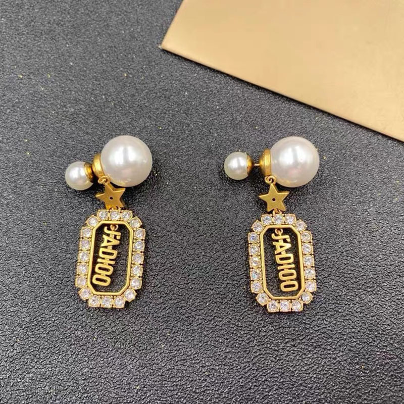 Womens Metal Gold Stud Earring Fashion Designer Luxury Square Card Diamond Pearl Letter Designer Earrings For Women Hoop Earrings D2110052HL
Womens Metal Gold Stud Earring Fashion Designer Luxury Square Card Diamond Pearl Letter Designer Earrings For Women Hoop Earrings D2110052HL
