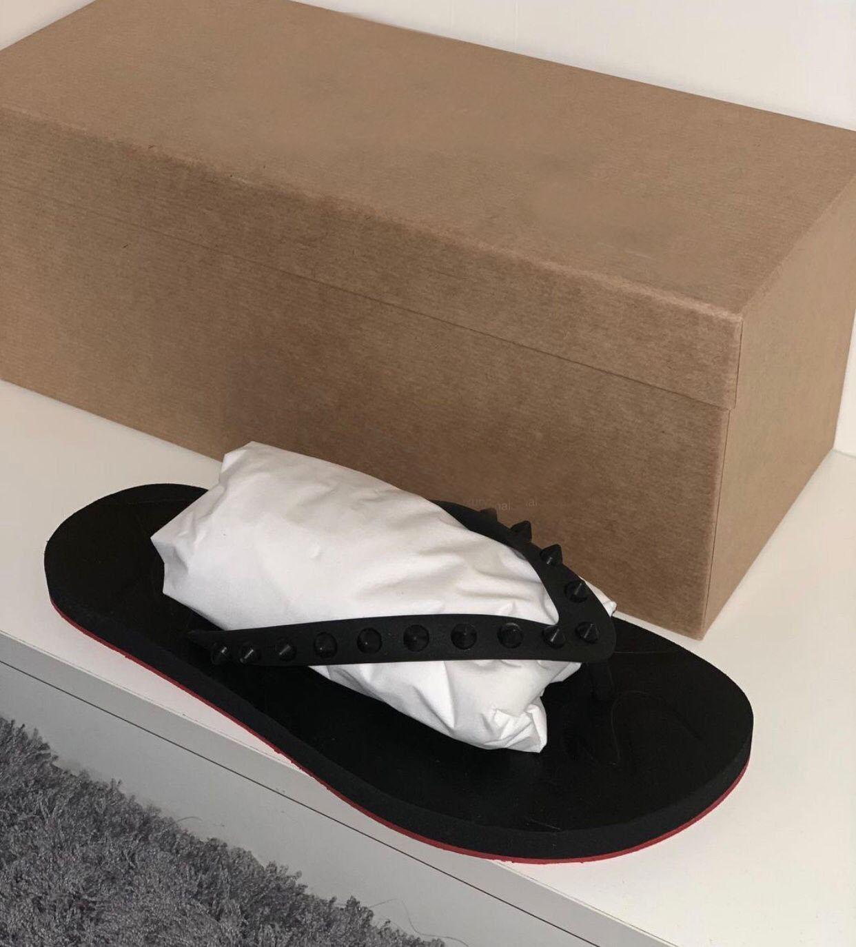 Summer Men Outdoor Beach Slippers Sandals Loubi Flip Flat Studded Red Bottom Spikes Fashion Men's Casual Slides EU 36-47
Summer Men Outdoor Beach Slippers Sandals Loubi Flip Flat Studded Red Bottom Spikes Fashion Men's Casual Slides EU 36-47