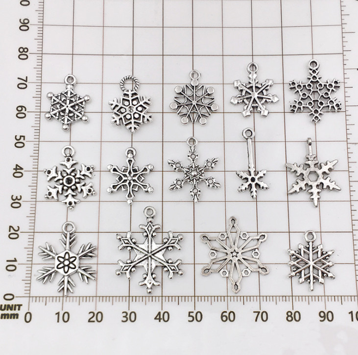 The latest model 1 pack = 70 pieces, ornaments, antique sier snowflakes, Christmas tree decorations Free shipping