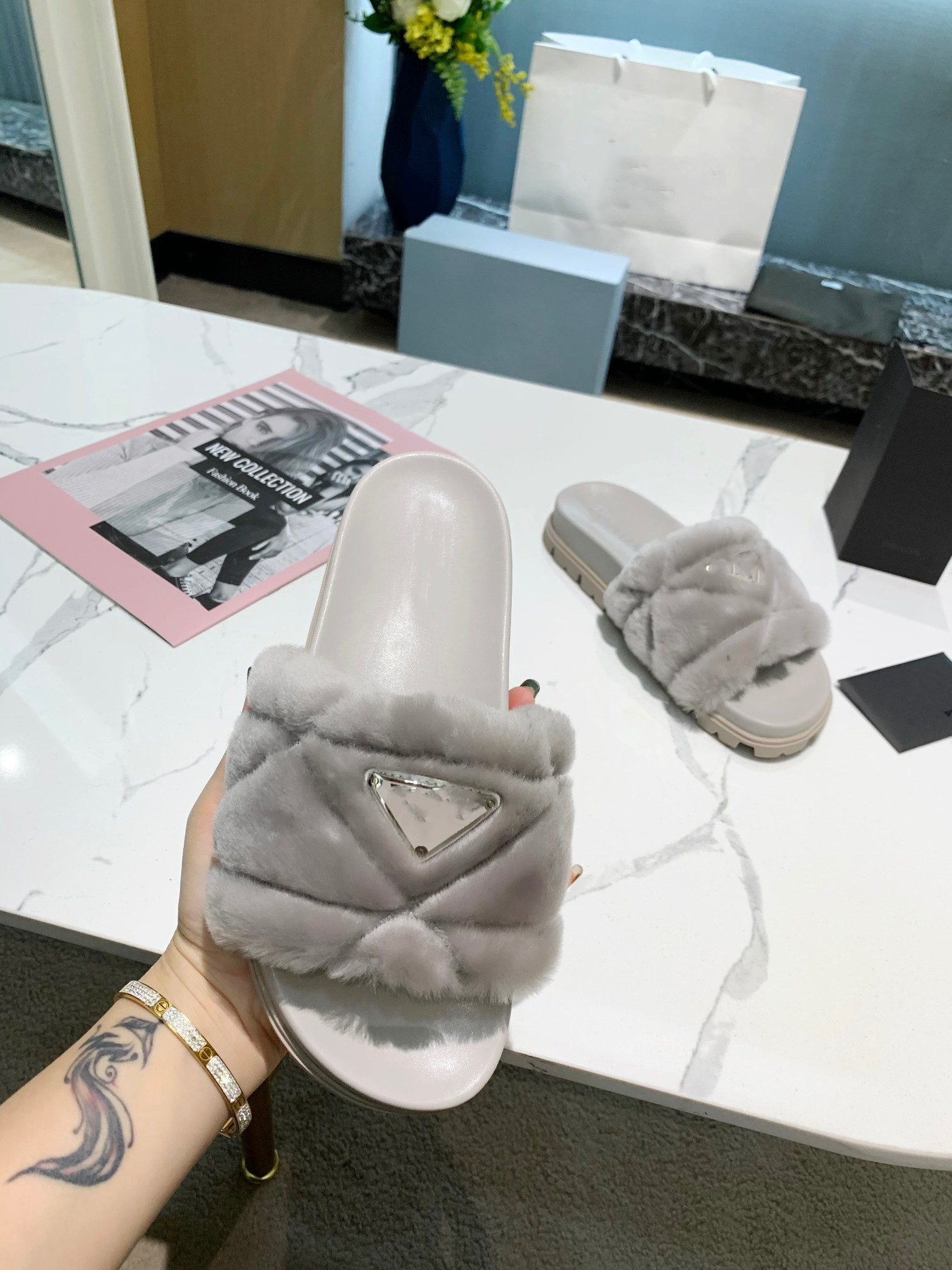 2021 autumn and winter top designer wool slippers plush fluffy comfortable non-slip wear-resistant sole size 35-41, Black
2021 autumn and winter top designer wool slippers plush fluffy comfortable non-slip wear-resistant sole size 35-41, Black