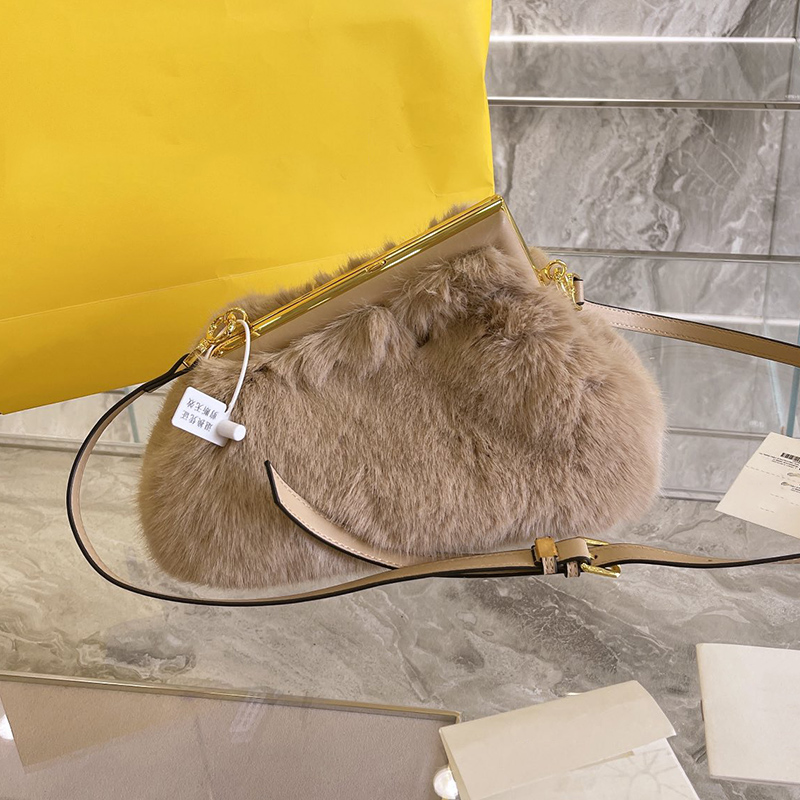 Designer Women Fur First Crossbody Bag 2021s Italy Roma Brand Plush Genuine Leather Shoulder Handbags Purse Kiss Lock Clip Clutch Handbag Lu
Designer Women Fur First Crossbody Bag 2021s Italy Roma Brand Plush Genuine Leather Shoulder Handbags Purse Kiss Lock Clip Clutch Handbag Lu