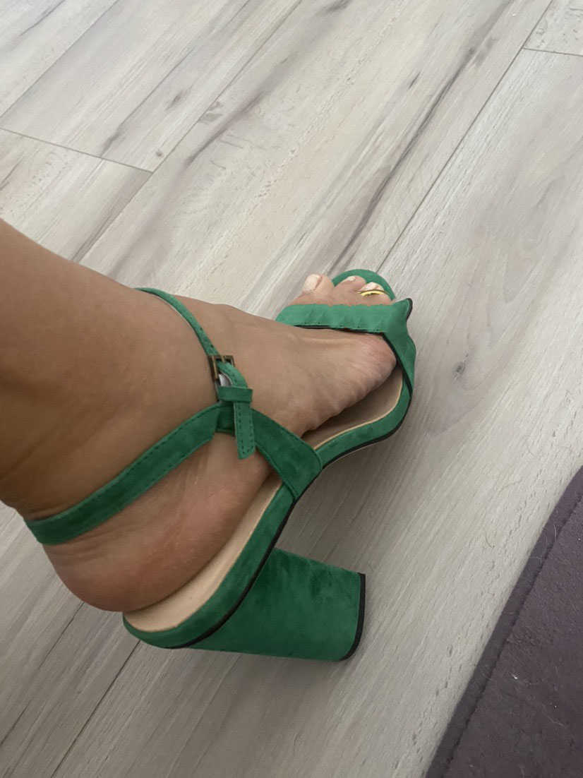 High heeled sandals Coarse heel leather Suede woman shoes Metal buckle parties 7CM High heels Belt buckle Sexy Lady G
sandals GGLVFF
CCYSL
CD
H
High heeled sandals Coarse heel leather Suede woman shoes Metal buckle parties 7CM High heels Belt buckle Sexy Lady G
sandals GGLVFF
CCYSL
CD
H