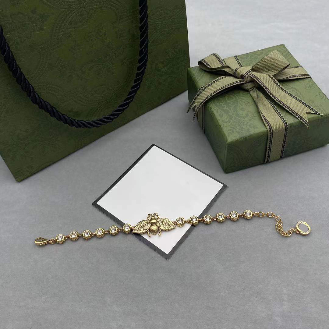 DESIGNER Bee Copper Crystal Bracelet Link Chain Diamond Vintage Gold with Box Perfect for Men and Women Gift Giving 1121A
DESIGNER Bee Copper Crystal Bracelet Link Chain Diamond Vintage Gold with Box Perfect for Men and Women Gift Giving 1121A
