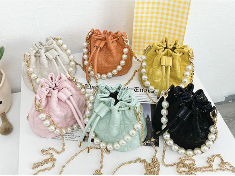 Designer Children pearl chain Handbags Kids embroidery bucket bags Luxury Kid Messenger circular Bag A6978, Black
Designer Children pearl chain Handbags Kids embroidery bucket bags Luxury Kid Messenger circular Bag A6978, Black