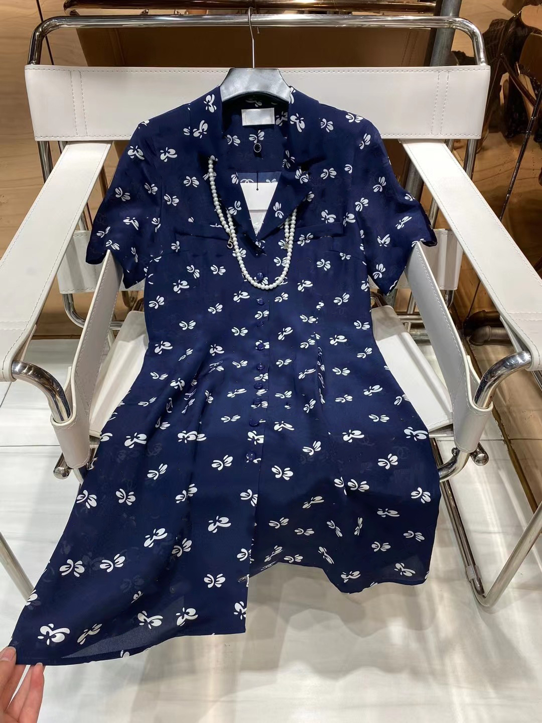21ss women SILK dress navy blue high-quality pearl necklace small lapel dresses cha summer style short sleeve skirt size SML
21ss women SILK dress navy blue high-quality pearl necklace small lapel dresses cha summer style short sleeve skirt size SML