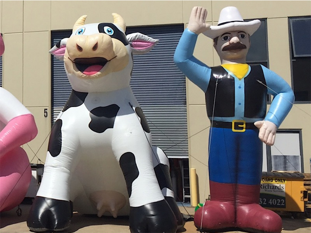 Outdoor sitting oxford inflatable holy cow caroon mascot with brand name for roof top promotion