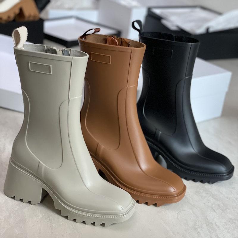 Luxurys Designers Women Rain Boots England Style Waterproof Welly PVC Water Rains Shoe Zipper Vintage Square head shoes Fashion Knee-high Martin Boot, Boxes
Luxurys Designers Women Rain Boots England Style Waterproof Welly PVC Water Rains Shoe Zipper Vintage Square head shoes Fashion Knee-high Martin Boot, Boxes