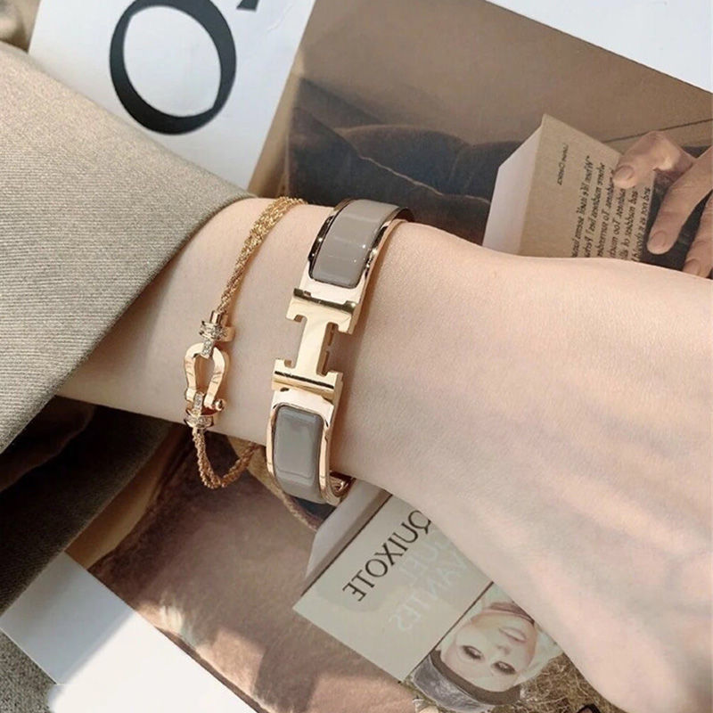 Classic Letter Buckle Non Fading Bracelet Simple Personality Net Red Same Titanium Steel Rose Gold Couple
Classic Letter Buckle Non Fading Bracelet Simple Personality Net Red Same Titanium Steel Rose Gold Couple