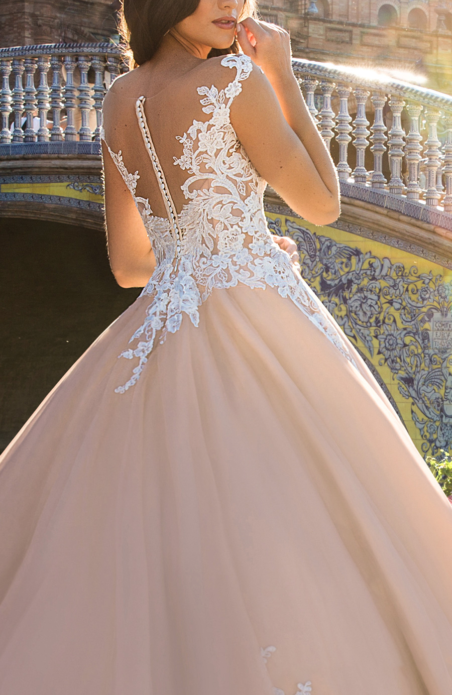 Luxury Beautiful Wedding Dresses Lace Sleeveless Appliques Gown A Line Bridal Train Custom Made V-Neck Sequins Gown