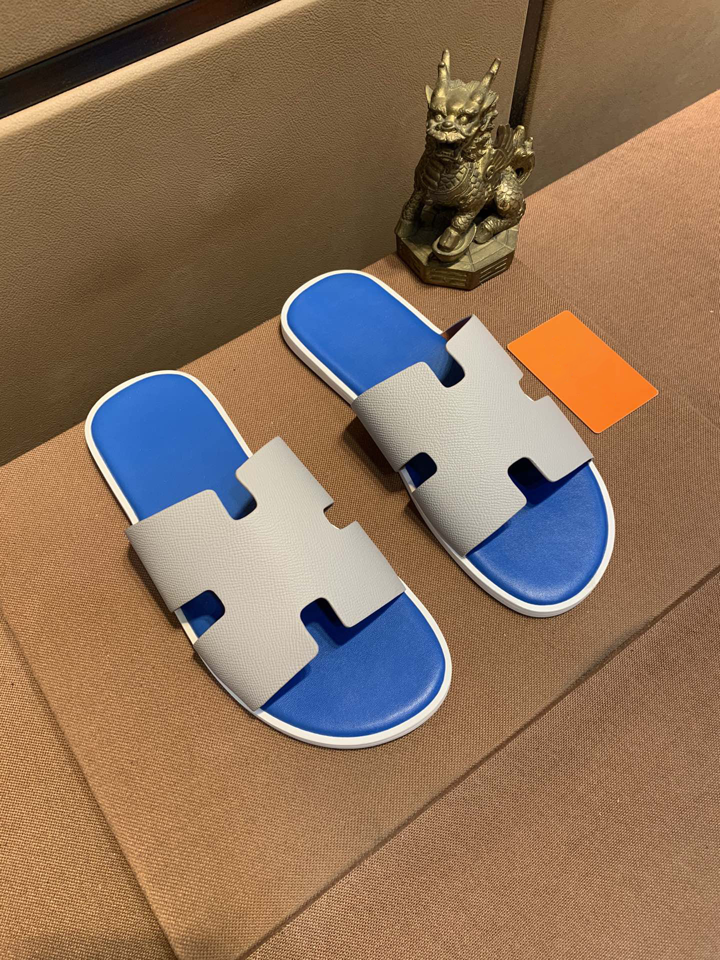 luxury designer leather mans slippers summer flat shoes fashion beach h letter men sandals with box, Black
luxury designer leather mans slippers summer flat shoes fashion beach h letter men sandals with box, Black
