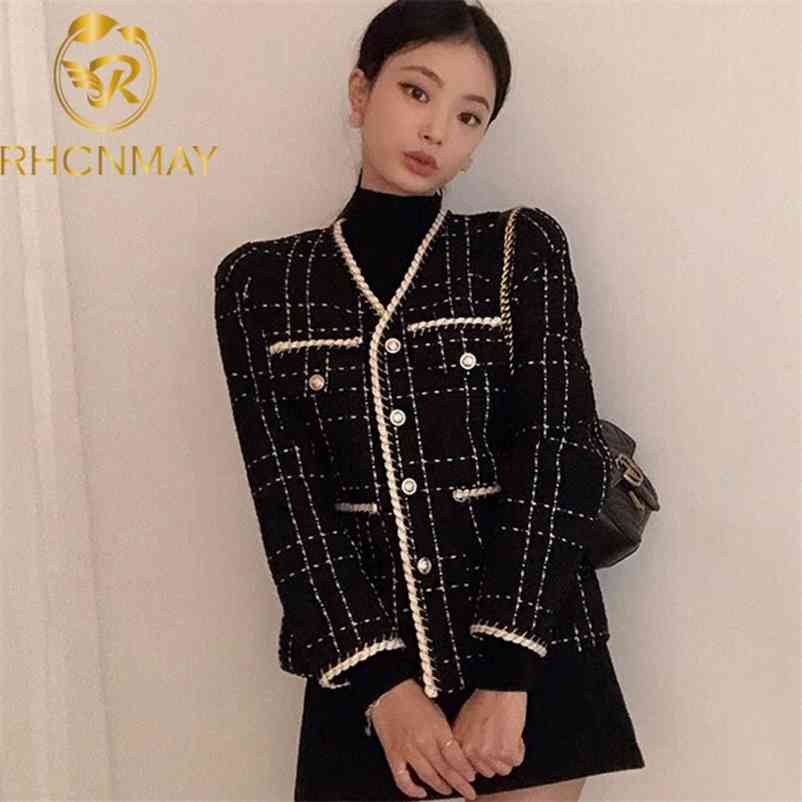 Luxury Designer Wool Coat Women Black Vintage V Neck Plaid Tweed Jackets Golden Buttons Elegant Office Lady Outwear Korean 210515
Luxury Designer Wool Coat Women Black Vintage V Neck Plaid Tweed Jackets Golden Buttons Elegant Office Lady Outwear Korean 210515