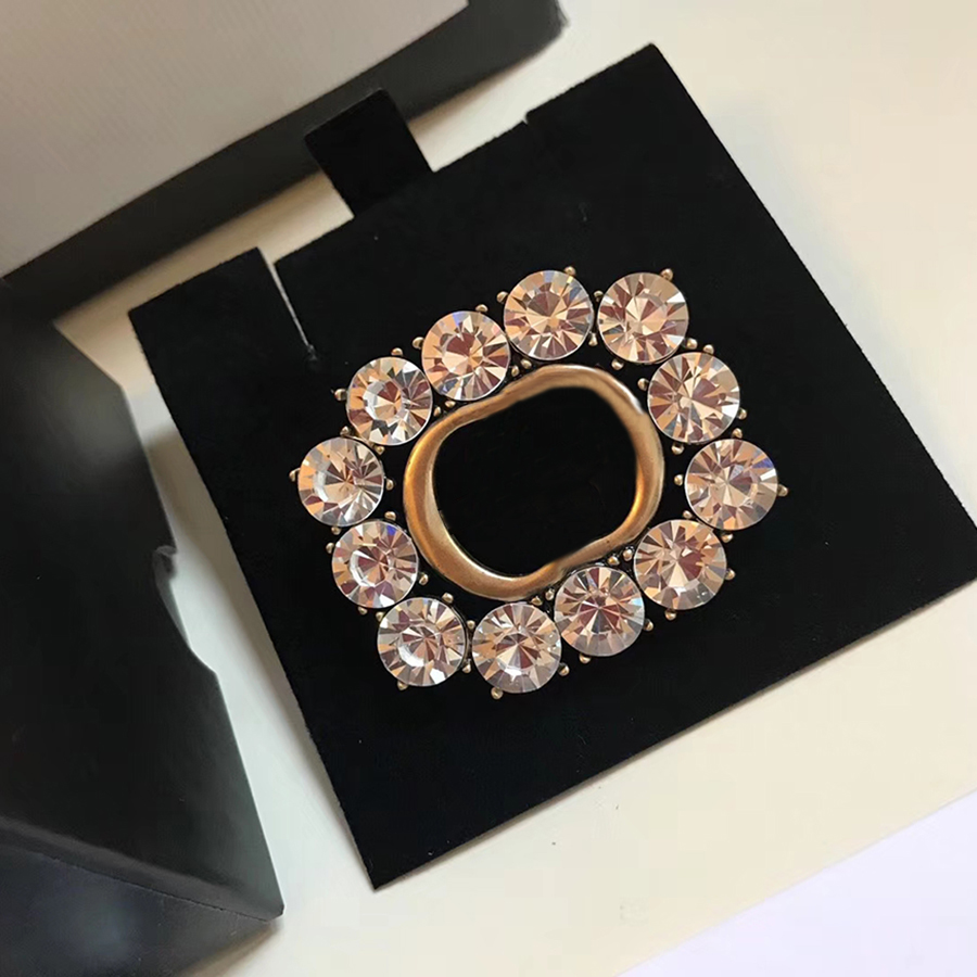 Luxury Designer Brooches Classic Letter diamond Brooch for men and women High quality Gifts Same Earring Bracelet
Luxury Designer Brooches Classic Letter diamond Brooch for men and women High quality Gifts Same Earring Bracelet