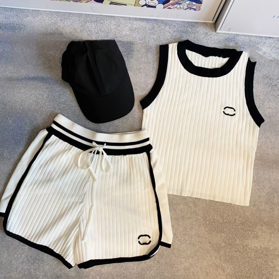 2021SS Parisian fashion designer Women's Two Piece Pants C Comfortable stretch knit casual sleeveless T-shirt with shorts, Black
2021SS Parisian fashion designer Women's Two Piece Pants C Comfortable stretch knit casual sleeveless T-shirt with shorts, Black