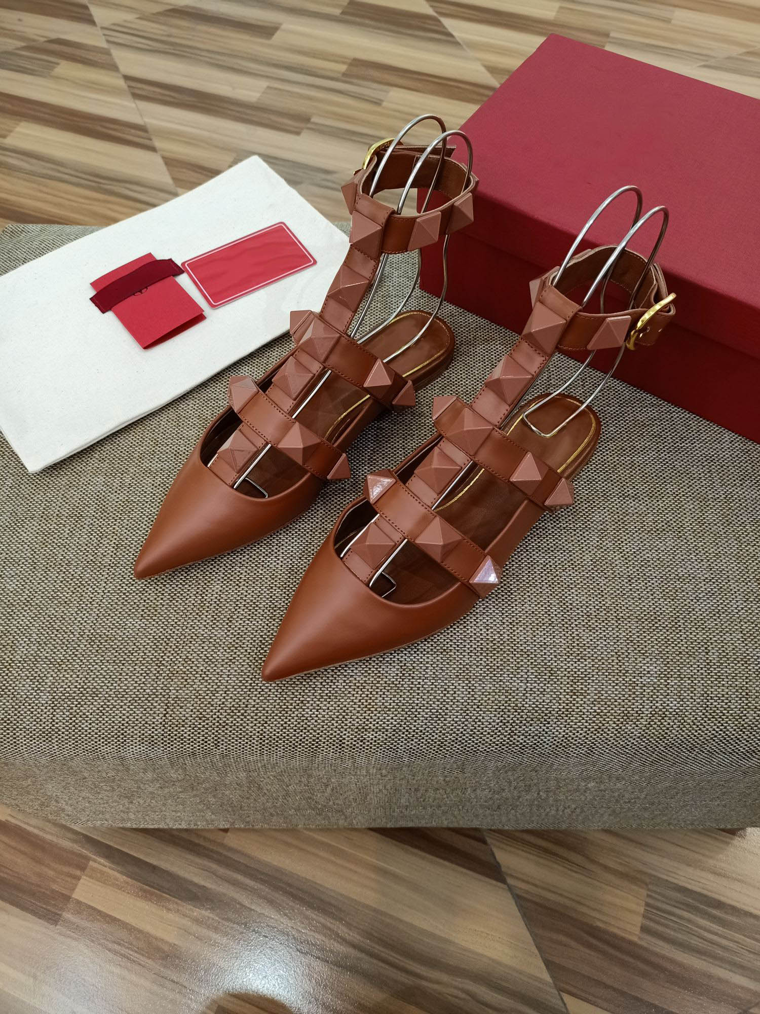 Top quality classic luxury ladies dress shoes sexy pointed toe Genuine Leather sandals designer T-shaped rivet flat-heeled single shoelace box, Black
Top quality classic luxury ladies dress shoes sexy pointed toe Genuine Leather sandals designer T-shaped rivet flat-heeled single shoelace box, Black