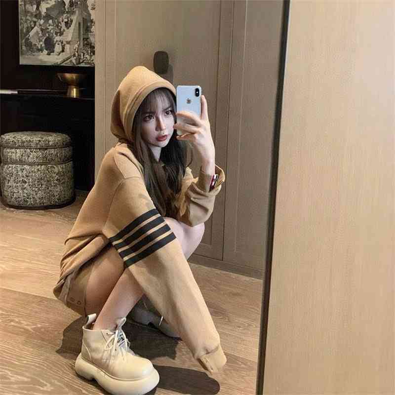 Tb2021ss autumn and winter new four bar splicing milk tea coffee hooded loose long sleeve Pullover sweet sweater, Black
Tb2021ss autumn and winter new four bar splicing milk tea coffee hooded loose long sleeve Pullover sweet sweater, Black