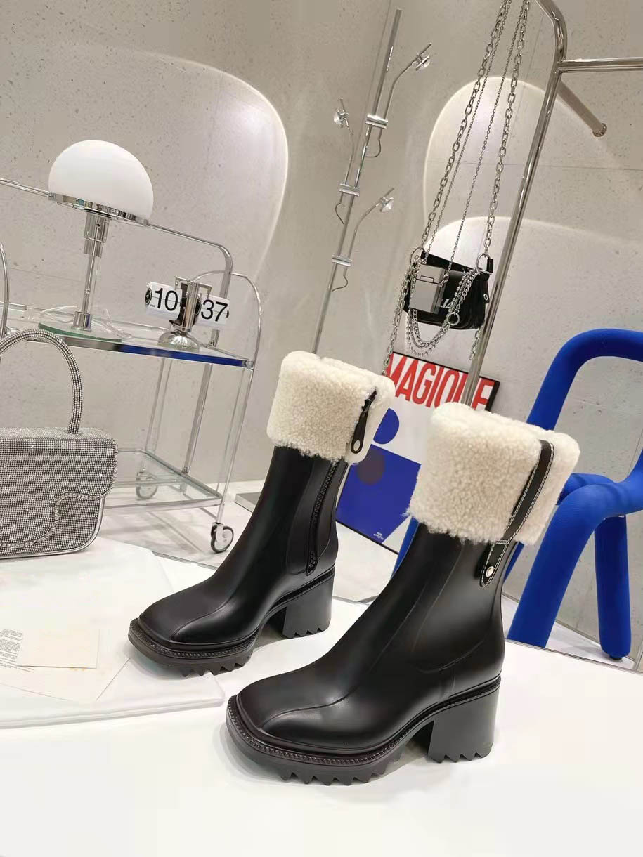 2021 Women Betty Boots Black Rain Boots PUC Rubber Sole Thick Bottom Ladies Designer Sliding Zipper Nude Boots with Box 35-40
2021 Women Betty Boots Black Rain Boots PUC Rubber Sole Thick Bottom Ladies Designer Sliding Zipper Nude Boots with Box 35-40