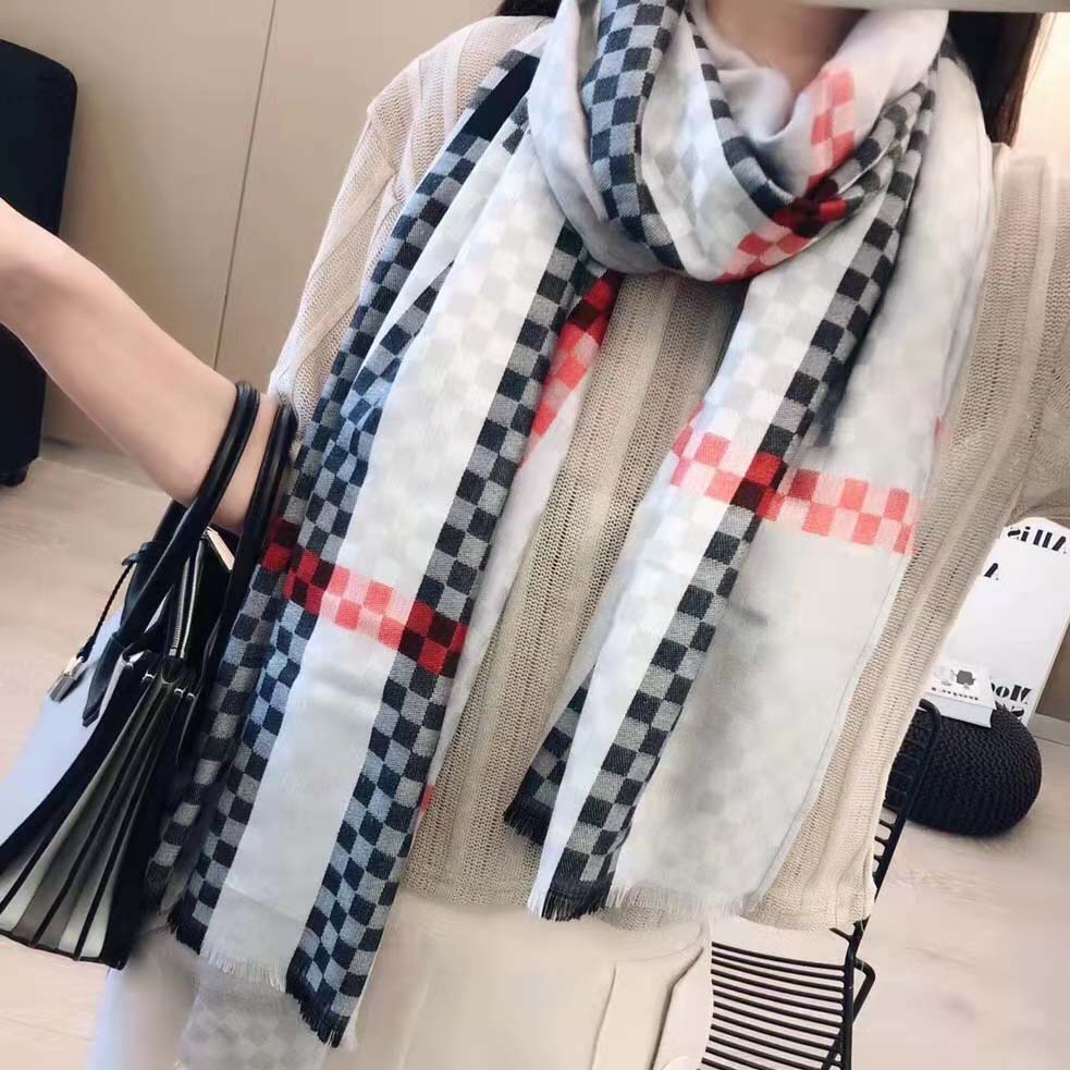luxury 2021 new classic scarfsilk scarves season scarf man women shawl long neck 4 leaf clover scarf 4 color highly quality, Blue;gray
luxury 2021 new classic scarfsilk scarves season scarf man women shawl long neck 4 leaf clover scarf 4 color highly quality, Blue;gray