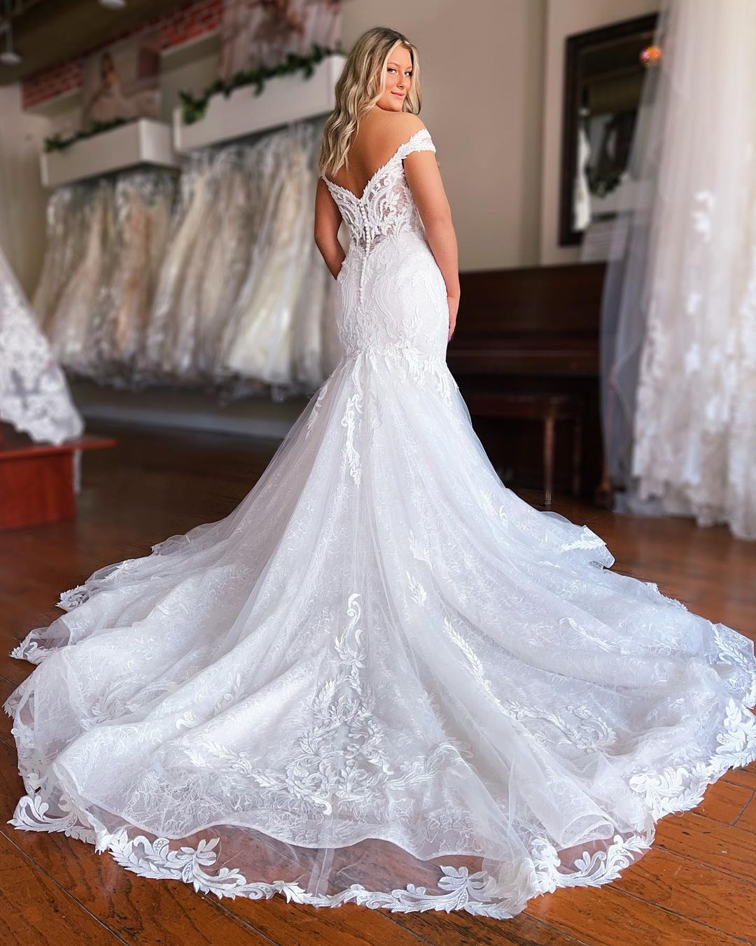 Wedding Graceful Mermaid Dresses Lace Appliqued Bridal Gowns Off The Shoulder Neck Covered Buttons Back Sweep Train Robe De Marie