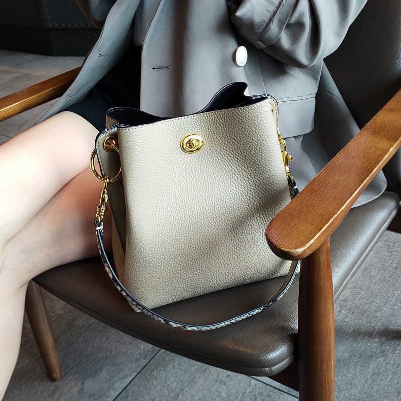 The same new head layer bucket bag, one shoulder slung fashion, leisure and high quality leather women's bag, White
The same new head layer bucket bag, one shoulder slung fashion, leisure and high quality leather women's bag, White