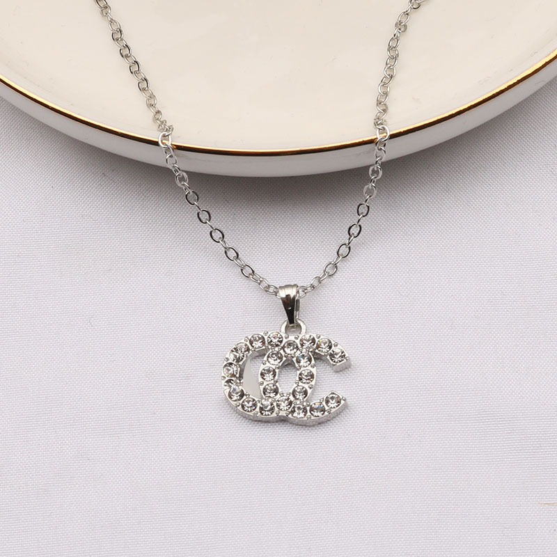 Luxury Brand Designer Double Letter Pendant Necklaces 18K Gold Plated Crysatl Rhinestone Choker Newklace Sweater Chain Women Wedding Party Jewerlry Accessories
Luxury Brand Designer Double Letter Pendant Necklaces 18K Gold Plated Crysatl Rhinestone Choker Newklace Sweater Chain Women Wedding Party Jewerlry Accessories
