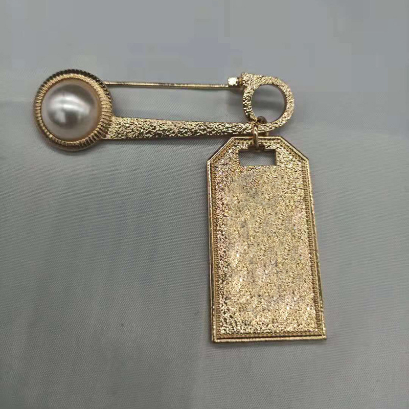 Retro Gold C Brand Luxurys Design Diamond Brooch Women Crystal Rhinestone Letters Brooches Suit Pin Fashion Jewelry Clothing Decoration High Quality Accessories
Retro Gold C Brand Luxurys Design Diamond Brooch Women Crystal Rhinestone Letters Brooches Suit Pin Fashion Jewelry Clothing Decoration High Quality Accessories