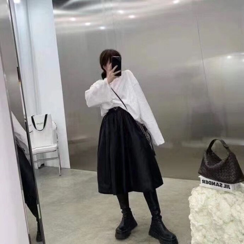 Designer skirt Early spring 2021 classic metal triangle Nylon high waist pleated umbrella, Black
Designer skirt Early spring 2021 classic metal triangle Nylon high waist pleated umbrella, Black