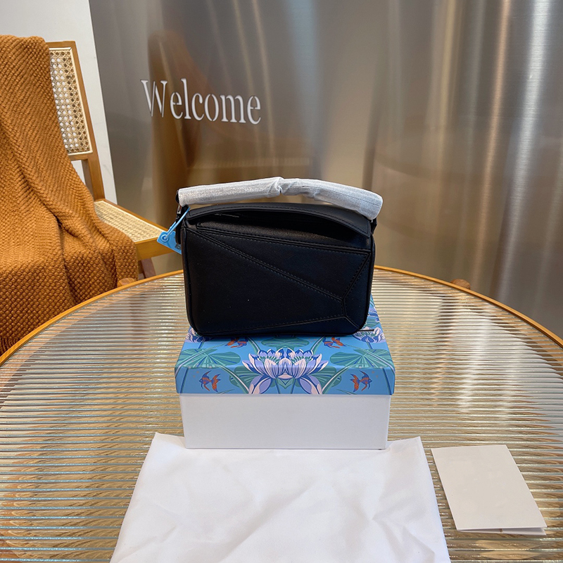 2021 designer top geometric bag women's wallet handbags fashion style luxury bags leather high quality messenger with box
2021 designer top geometric bag women's wallet handbags fashion style luxury bags leather high quality messenger with box