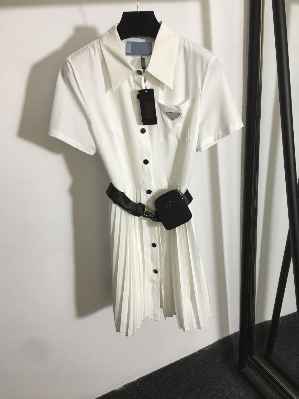 420 2021 Runway Dress Spring Summer Dress Brand Same Style Empire Short Sleeve Lapel Neck Back White Womens Dress Fashion High Quality Faluilan, Black 
420 2021 Runway Dress Spring Summer Dress Brand Same Style Empire Short Sleeve Lapel Neck Back White Womens Dress Fashion High Quality Faluilan, Black