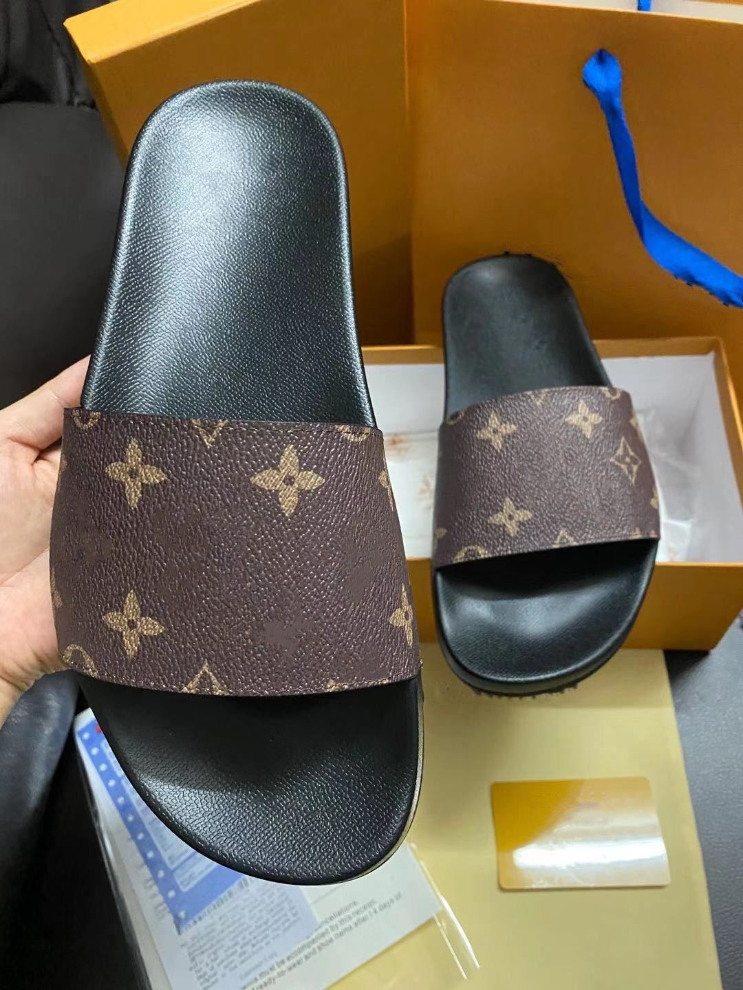 2020Designer Slippers New r Luxury Slides Men Summer Rubber Sandals Beach Slide Fashion Scuffs Slippers Indoor Shoes Size 35-45
2020Designer Slippers New r Luxury Slides Men Summer Rubber Sandals Beach Slide Fashion Scuffs Slippers Indoor Shoes Size 35-45