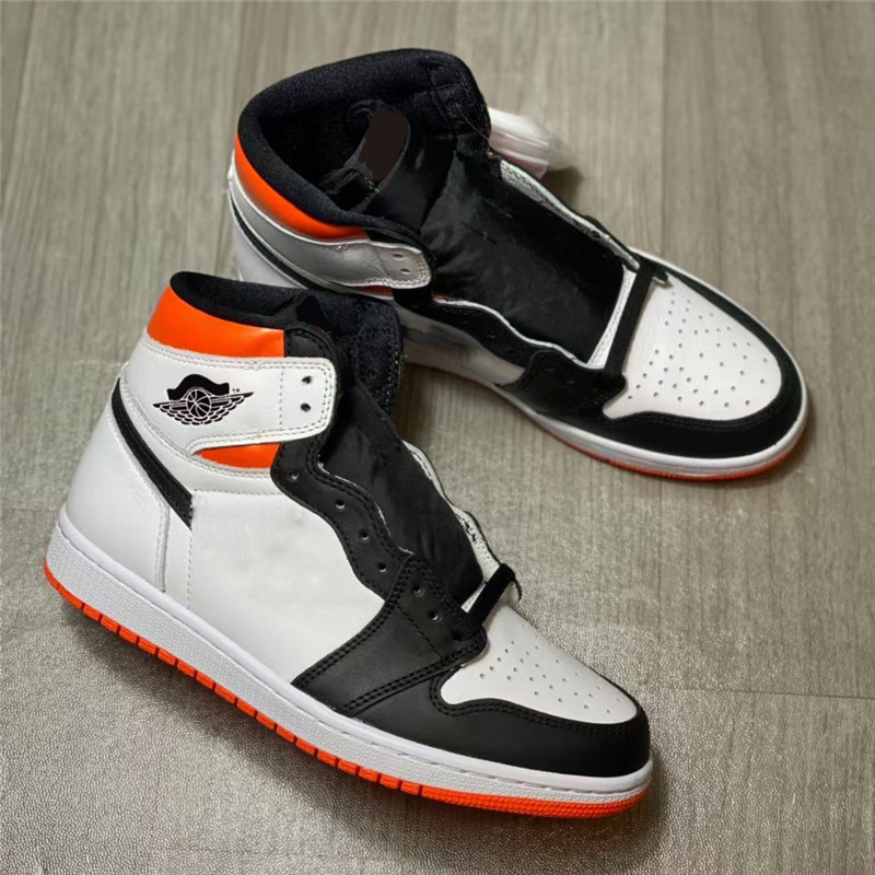 Released Authentic 1 Electro Orange 1s Men Basketball Shoes White Retro Real Leather Sneakers 555088-180 Sport Trainers
Released Authentic 1 Electro Orange 1s Men Basketball Shoes White Retro Real Leather Sneakers 555088-180 Sport Trainers