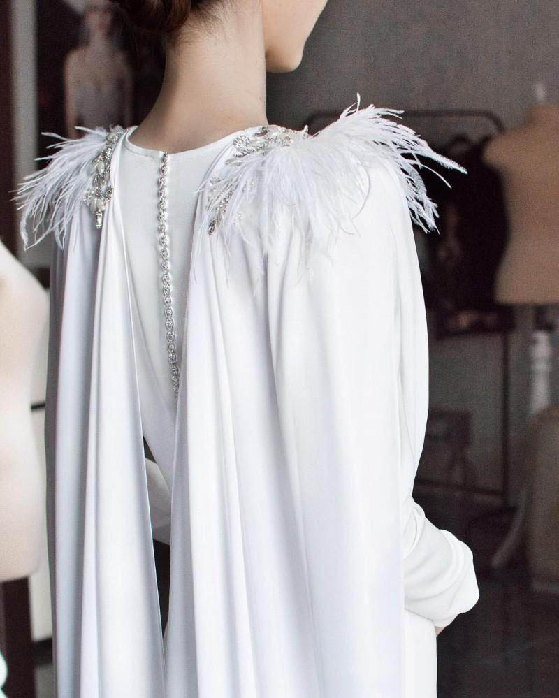 Elegant Kaftan Satin Mermaid Wedding Dresses With Cloak Beaded Sashes Long Sleeves Buttons Princess Skirt Bridal Gowns Vestidos De Noiva Feather Recep