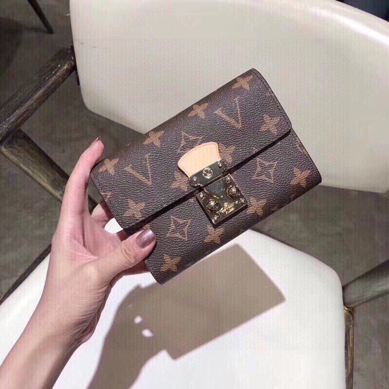 Women Luxurys Designers Bags Short Wallet 2021 Top Quality Handbag Old Flower Printing L Bag Genuine Leather Messenger Ladies Travel Wallets, Red;black
Women Luxurys Designers Bags Short Wallet 2021 Top Quality Handbag Old Flower Printing L Bag Genuine Leather Messenger Ladies Travel Wallets, Red;black