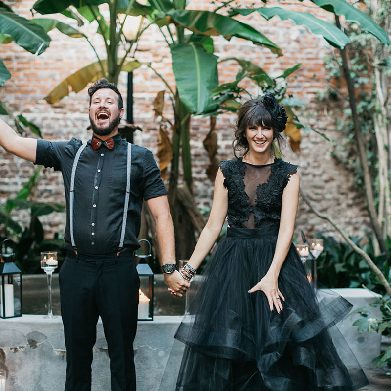 Gothic Black Wedding Dresses Vintage Garden Bridal Gowns Custom Made A Line Vestidos Tulle Lace Keyhole Back Appliqued Tiered Ruffes Scoop Unique Rust