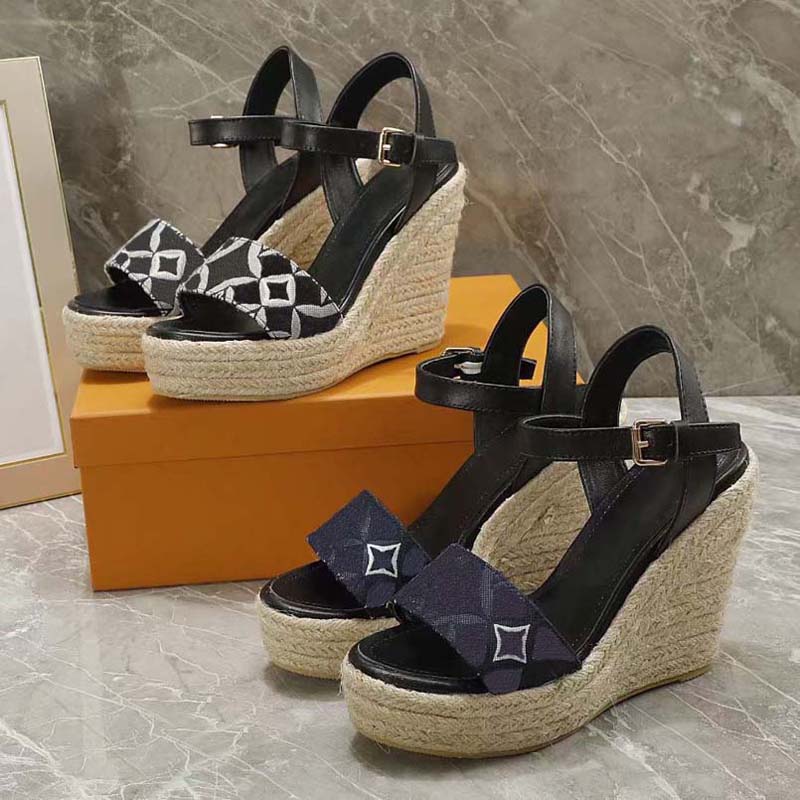 Classic Slides Sandals Lady Summer Metal buckle large size Leather high heeled women Slippers 35-41 with box shoe10 6-24 
Classic Slides Sandals Lady Summer Metal buckle large size Leather high heeled women Slippers 35-41 with box shoe10 6-24