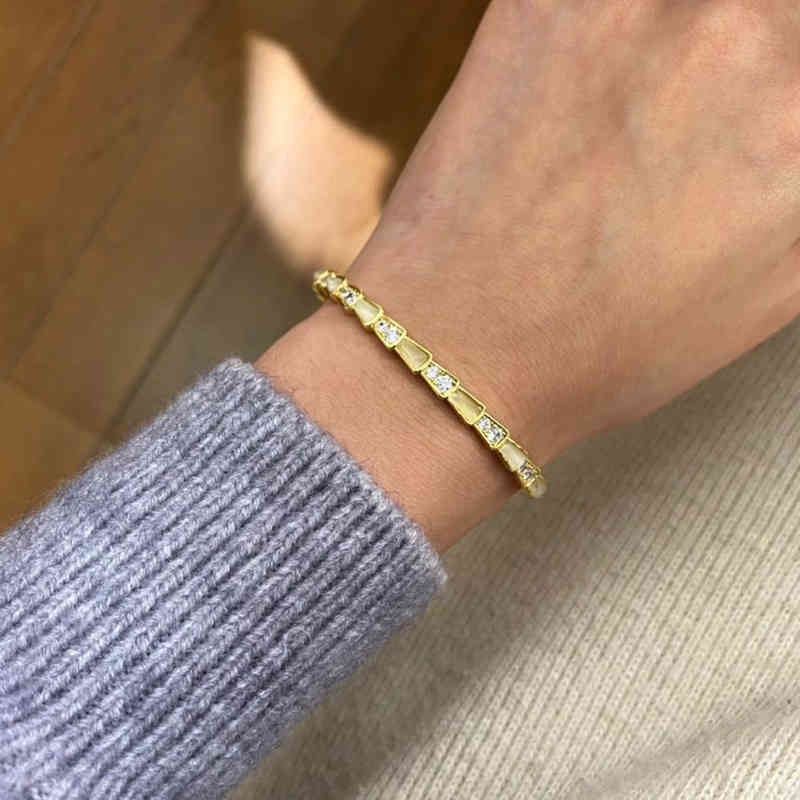 Charm Bracelets Baojia Classic Snake Internode Diamond White Fritillaria Simple Domineering Personality C-shaped Open Bracelet