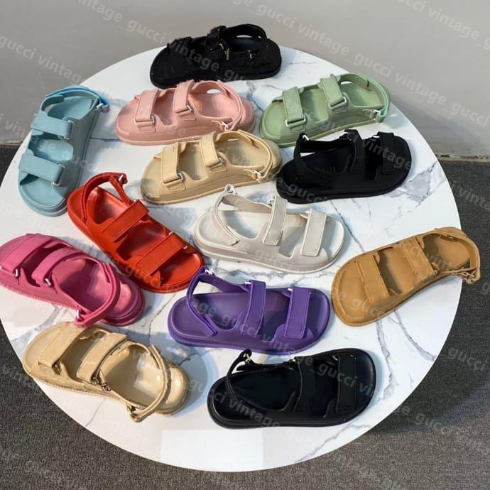 2021 Luxury Designer Women Sandals Black White Grid Pattern Magic Stick slippers Shoes Versatile Casual Sports Sandal sneakers Velcro Flat S
2021 Luxury Designer Women Sandals Black White Grid Pattern Magic Stick slippers Shoes Versatile Casual Sports Sandal sneakers Velcro Flat S