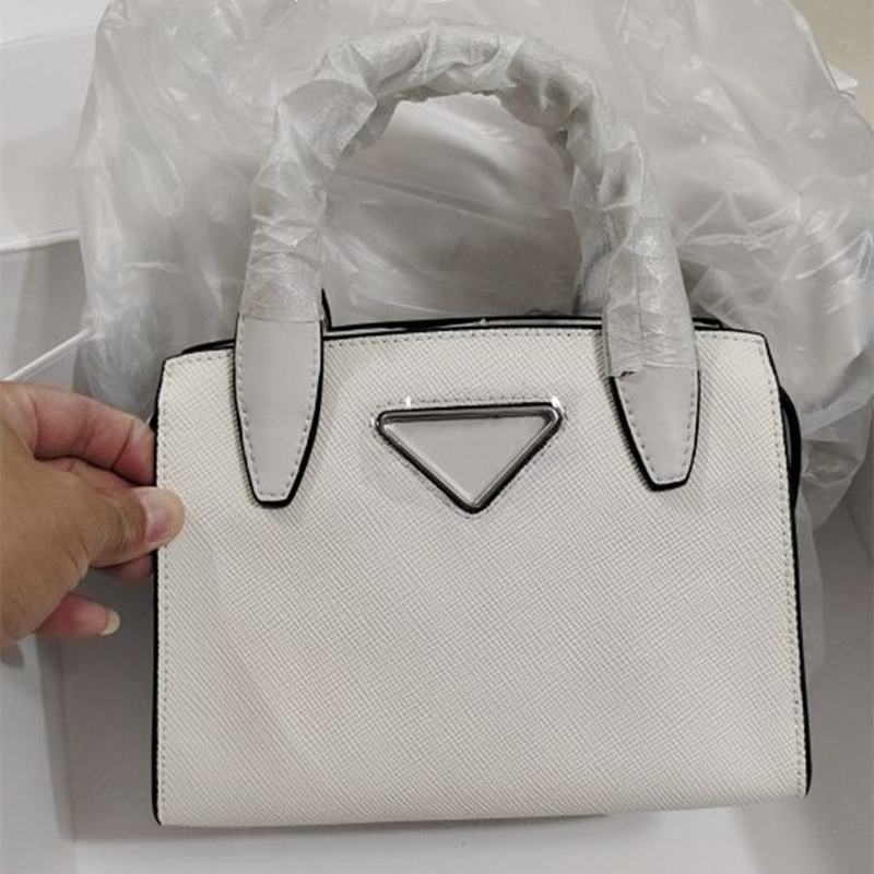 High quality Designer shoulder bags hobo for women fashionable Chest pack lady Tote presbyopic purse bag Open magnet vintage handbags, Box
High quality Designer shoulder bags hobo for women fashionable Chest pack lady Tote presbyopic purse bag Open magnet vintage handbags, Box